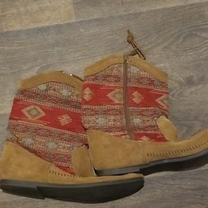 Minnetonka Boots. Size women's 10